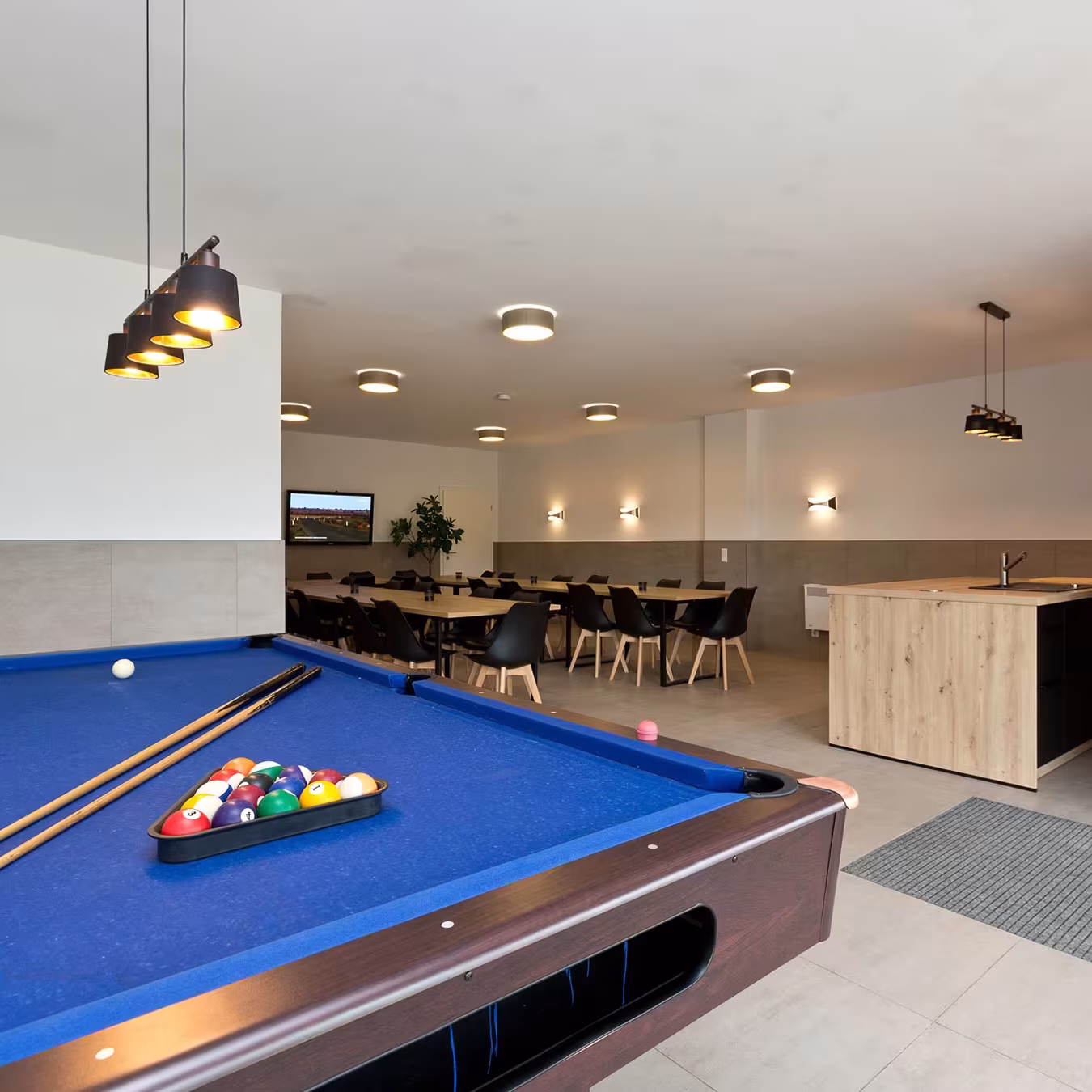 Common room with billiard table in the holiday house for groups in Jabel