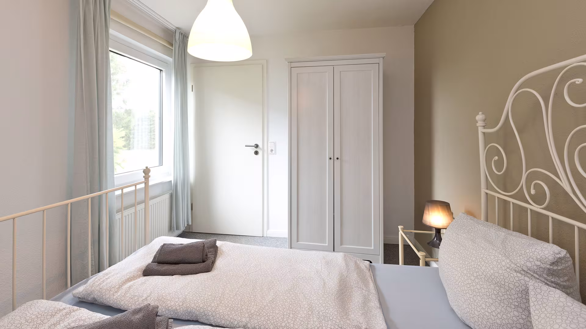 Bedroom with double bed in the Landurlaub Müritz holiday house in Jabel
