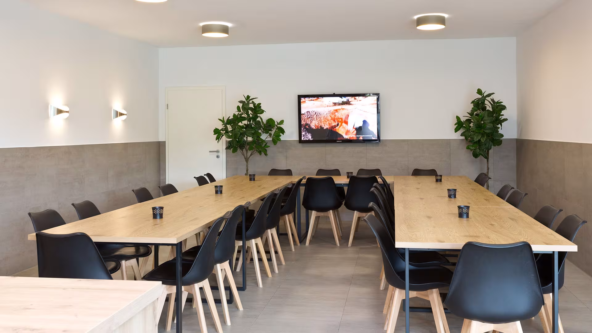 Large dining and common room in the holiday house for groups in Jabel