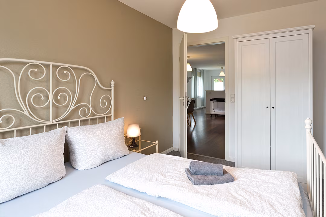 Bedroom with double bed and wardrobe in the holiday house in Jabel