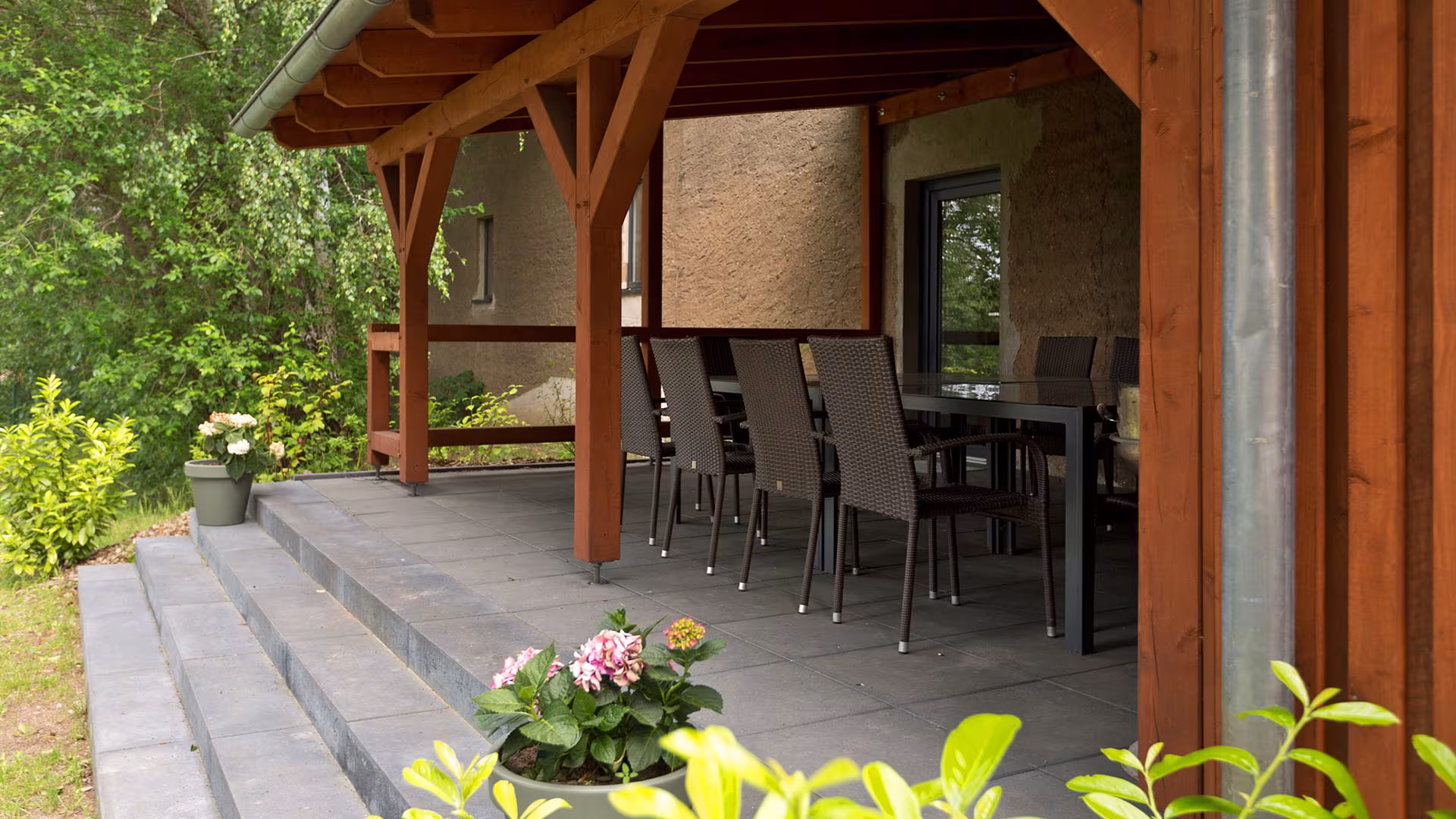 Covered terrace with seating at the holiday house in Jabel