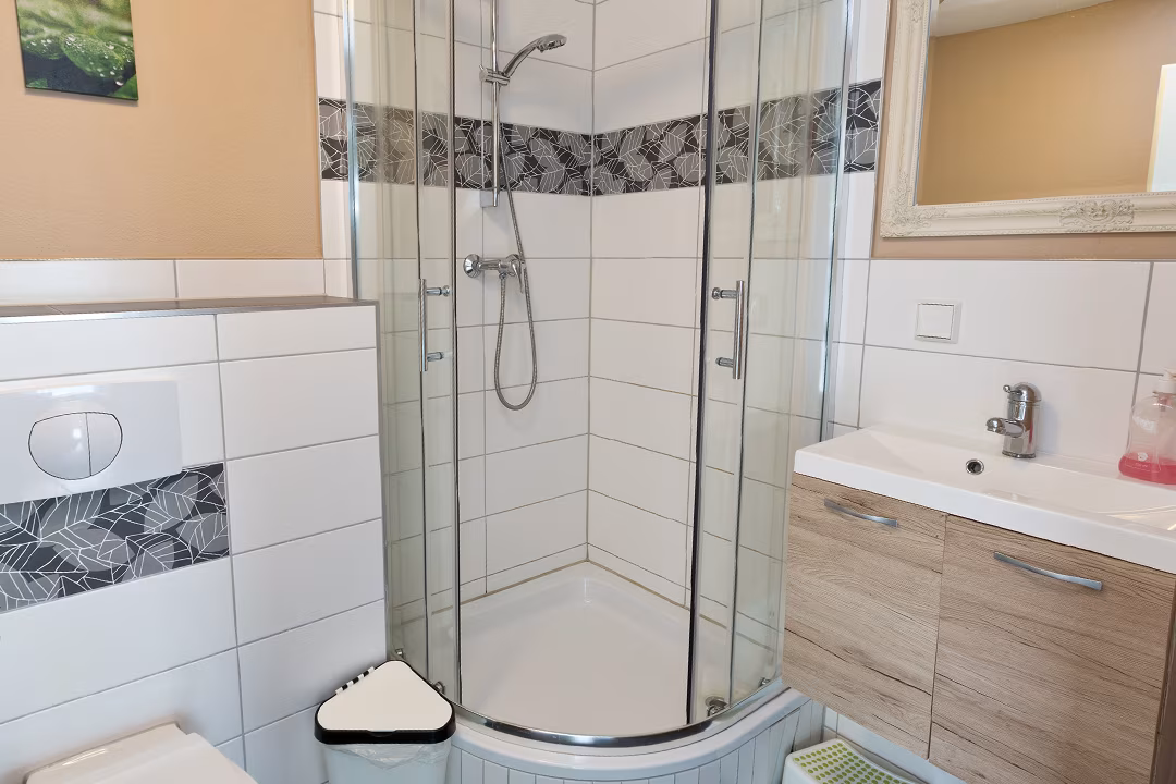 Bathroom with shower and bathtub in the holiday apartment in Jabel