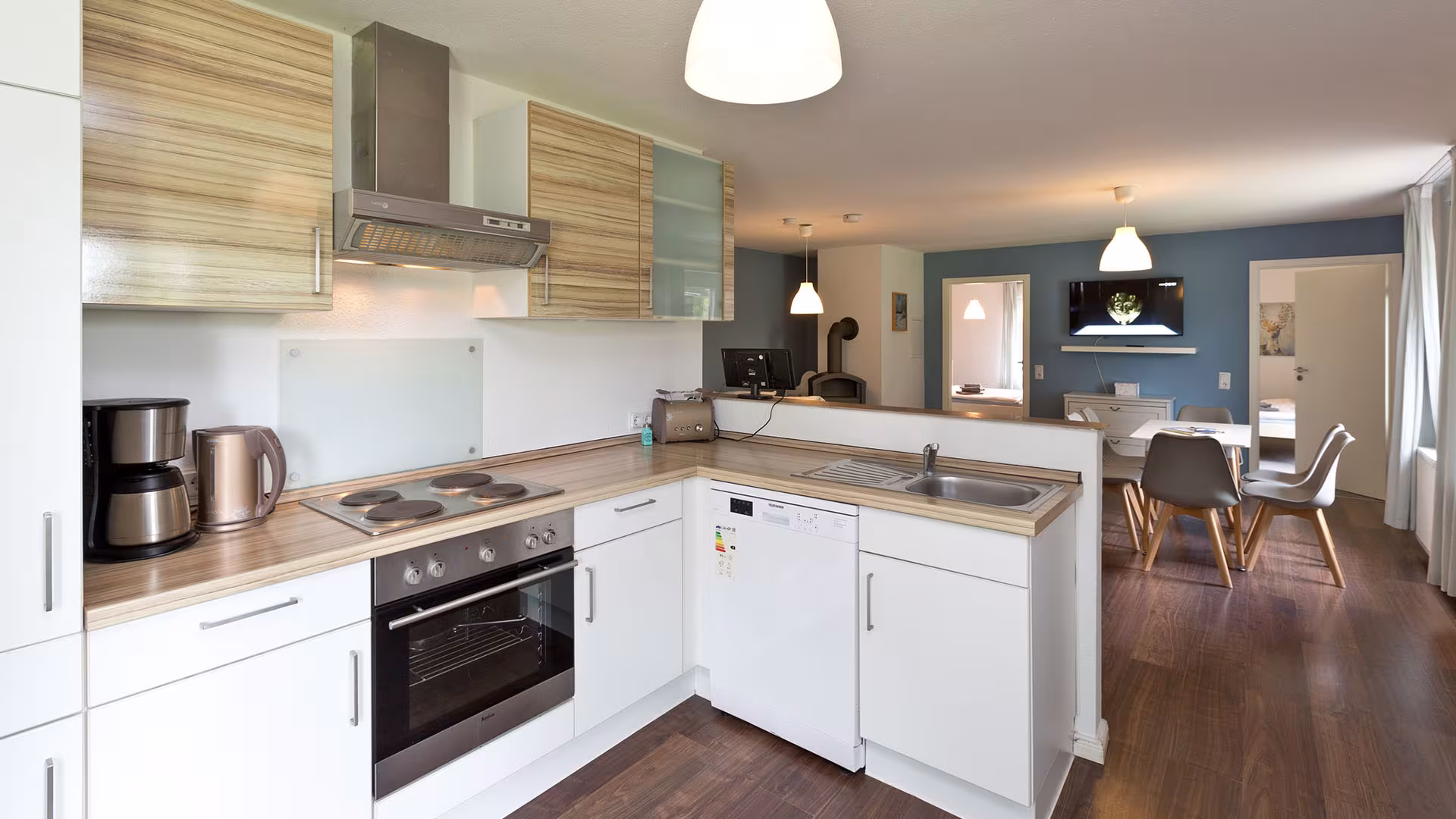 Kitchen with dining area in the holiday apartment in Jabel