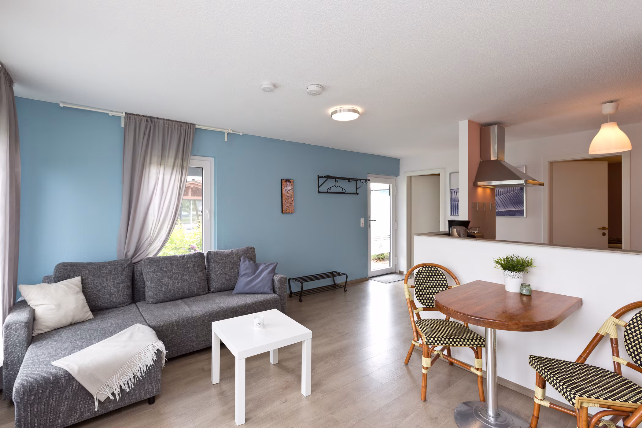 Bright living and dining area with sofa and open kitchen in the holiday apartment in Jabel